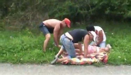 Похитили девушку у дороги и стали насиловать