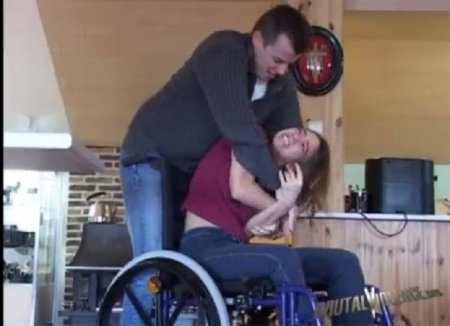 Мудак изнасиловал девушку в инвалидном кресле